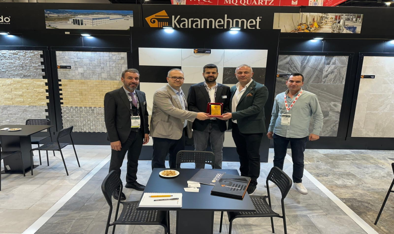 COVERINGS 2025 FUARI’NDA AFYONKARAHİSAR FİRMALARINA TEŞEKKÜR PLAKETİ